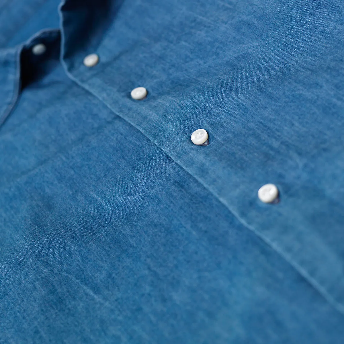 Spread collar lightweight denim shirt